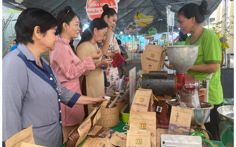 Gần 100 doanh nghiệp tham gia phiên chợ “Tết Xanh - Quà Việt 2020”