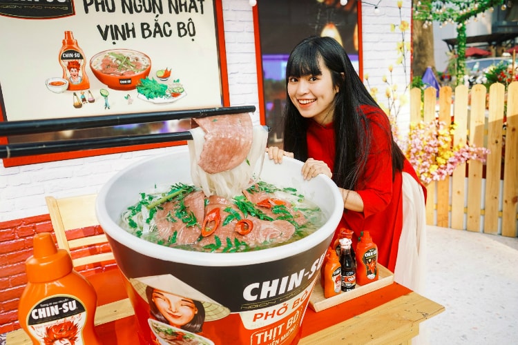 Hot girl Mắt Biếc check-in tại Góc Phố Xuân 2020