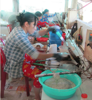 Những người thợ đang làm bánh của làng nghề BTG Tường Lộc.