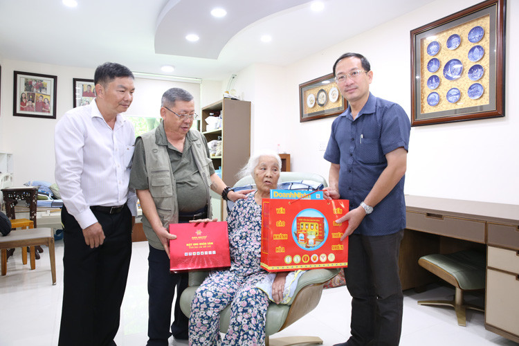 Báo Doanh Nhân Sài Gòn thăm doanh nhân Nguyễn Thị Cúc
