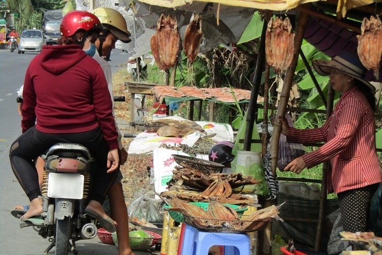 Làng khô cá lóc làm không đủ bán Tết