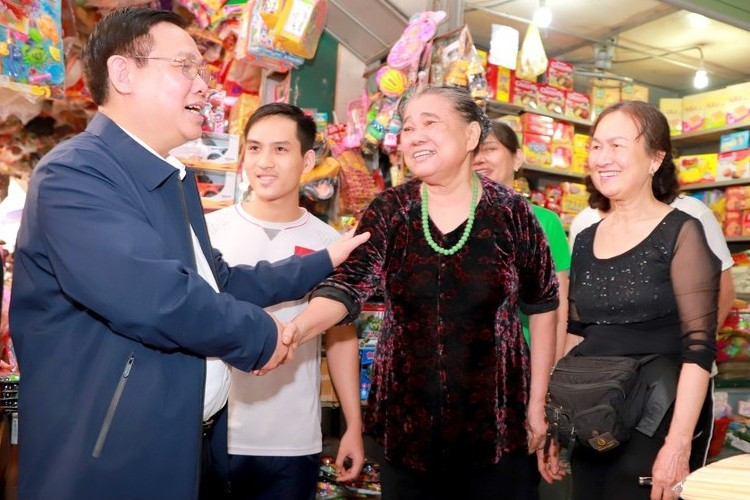 Phó thủ tướng Vương Đình Huệ đi chợ Tết