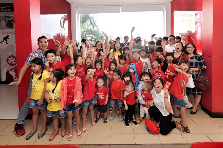 Ca sĩ Hà Phương mang niềm vui đến trẻ em ở chùa Diệu Giác