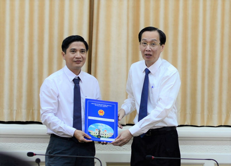 Phó chủ tịch UBND TP.HCM Lê Thanh Liêm trao quyết định điều động, bổ nhiệm chức vụ Phó tổng giám đốc Tổng công ty Nông nghiệp Sài Gòn cho ông Bùi Văn My.