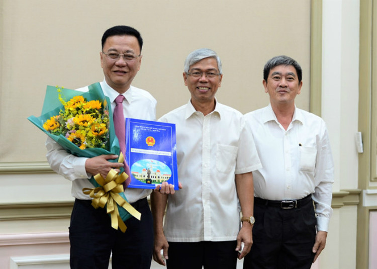 Phó chủ tịch UBND TP.HCM Võ Văn Hoan trao quyết định nghỉ hưu cho ông Nguyễn Thanh Toàn, Phó giám đốc Sở Quy hoạch - Kiến trúc TP.HCM.