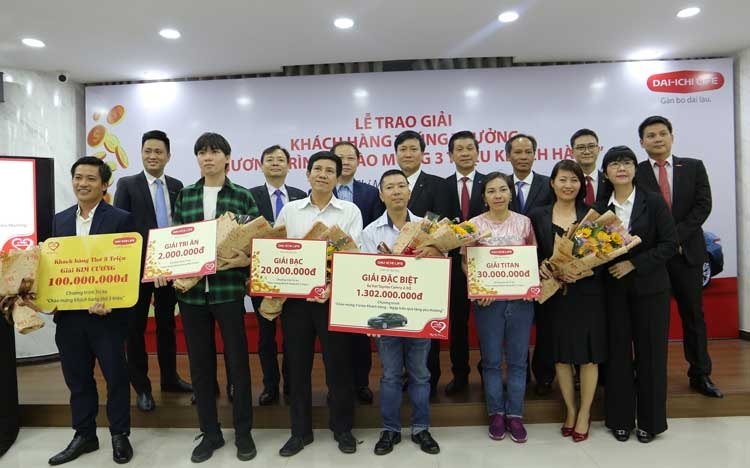 Dai-ichi Life Việt Nam trao thưởng xe Camry cho khách hàng