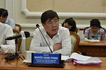Chủ tịch UBND TP Nguyễn Thành Phong phát biểu tại cuộc họp.