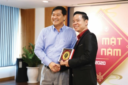 Chủ tịch HUBA Chu Tiến Dũng trao biểu trưng cho Chủ tịch HĐQT Ngân hàng TMCP SCB Đinh Văn Thành. Dự kiến, cuối tháng 2/2020, HUBA và SCB sẽ ký kết hợp tác nâng cao sức cạnh tranh cho doanh nghiệp.