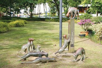Gia đình mèo - tượng đồng trong công viên ở Kuching