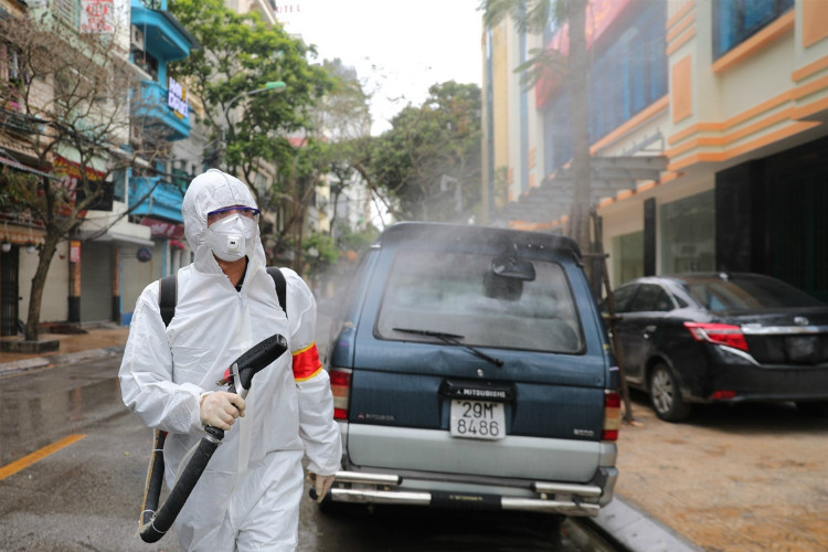 Phun thuốc tiêu độc khử trùng tại phố Trúc Bạch, Hà Nội.