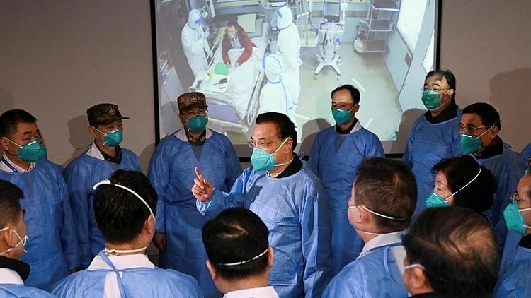 Thủ tướng Trung Quốc Lý Khắc Cường (đứng giữa) làm việc tại một bệnh viện ở Vũ Hán ngày 27/1. Ảnh: Reuters.