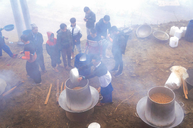 Đàn ông Mông trình diễn kỹ thuật nấu rượu cổ truyền giữa sương mây