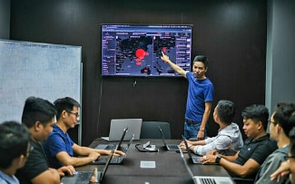 Trang web theo dõi diễn biến dịch của Kompa được làm trong 12 giờ. Ảnh: Kompa