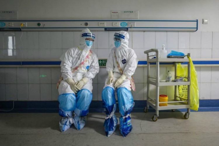 Việt Nam ghi nhận 2 nhân viên y tế đầu tiên nhiễm Covid-19