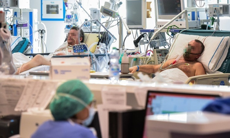 Bệnh nhân nhiễm nCoV được điều trị trong phòng chăm sóc tích cực thuộc một bệnh viện vùng Lombardy hôm 17/3. Ảnh: AFP.