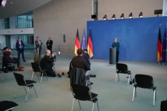 Thủ tướng Đức Angela Merkel trong cuộc họp báo hôm 22/3. Ảnh: New York Times.