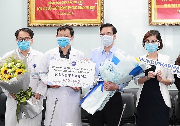 Mundipharma trao tặng thuốc xịt họng cho hơn 70 bệnh viện
