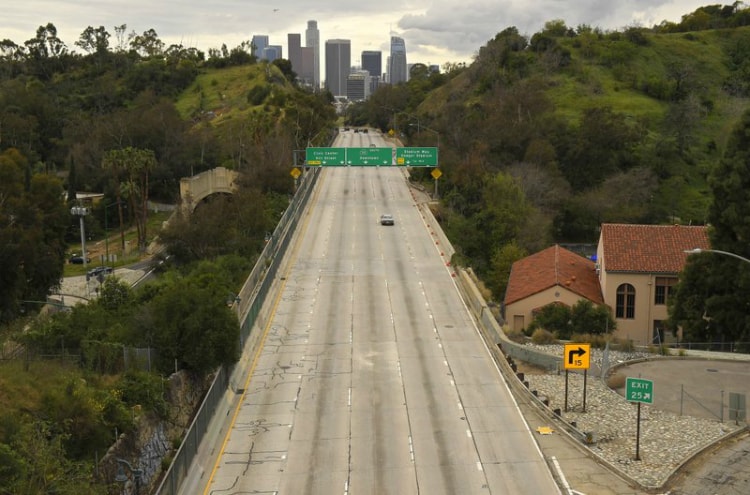 Đường cao tốc Harbor 111 hướng về thành phố tại Los Angeles không một bóng người vào giữa trưa.