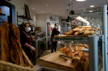 Cửa hàng bánh mỳ được coi là thiết yếu và được phép mở cửa trong thời gian Pháp phong tỏa toàn quốc để đối phó virus corona. Ảnh: AP.