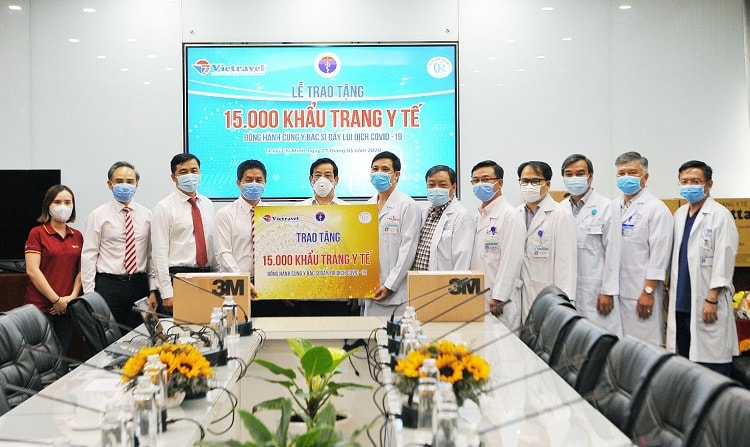 Vietravel trao 15.000 khẩu trang y tế cho các bác sĩ tuyến đầu