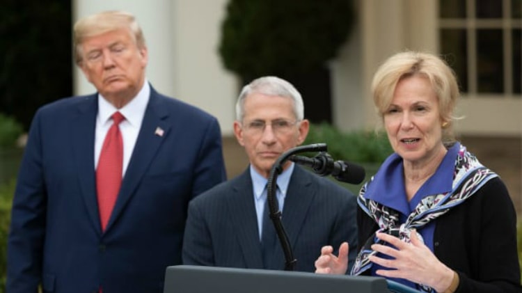 Bà Deborah Birx (phải) trả lời báo giới cùng Tổng thống Mỹ Doanld Trump và
