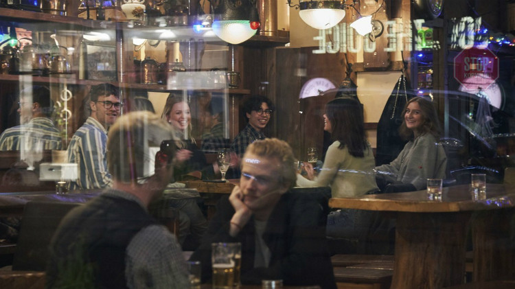 Người dân ngồi trong một quán bar tại Stockholm hôm 25/3. Ảnh: AP