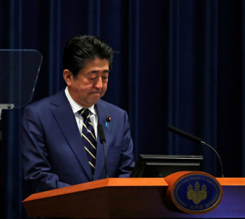 Tại một buổi họp báo hôm 28/3 ở Tokyo, Thủ tướng Nhật Shinzo Abe hứa rằng, một gói cứu trợ chưa từng có tiền lệ sẽ được đưa ra để giải cứu nền kinh té lớn thứ 3 thế giới
