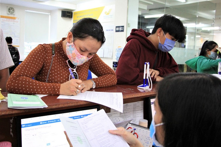 TP.HCM chi trả lương hưu, trợ cấp BHXH tháng 4 và 5/2020 qua bưu điện