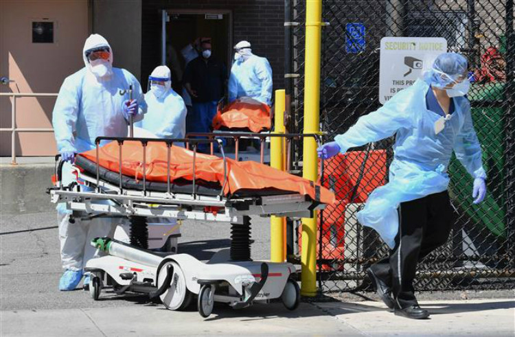 Nhân viên y tế chuyển thi thể bệnh nhân mắc COVID-19 tại một bệnh viện ở New York, Mỹ. Ảnh: AFP/TTXVN