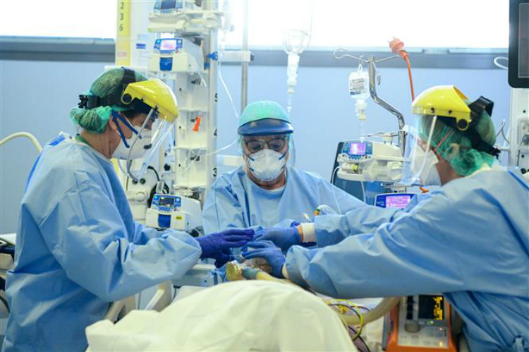 Nhân viên y tế điều trị cho bệnh nhân mắc COVID-19 tại một bệnh viện ở Bergamo, Italy. Ảnh: AFP/TTXVN