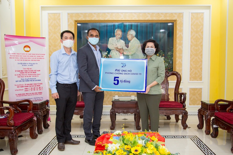 P&G Việt Nam tài trợ 5 tỷ đồng cùng tuyến đầu chống dịch
