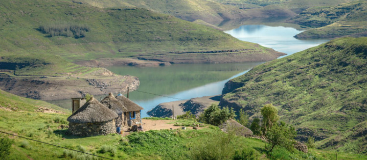 Lesotho có địa hình phần lớn là cao nguyên (Highveld) nằm ở sườn trái của núi (Drakensberg, 3.482m