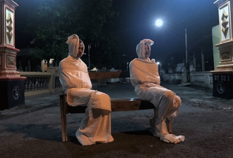 Lực lượng pocong của làng Kepuh đang ngồi ở ven đường để hù doạ người dân.