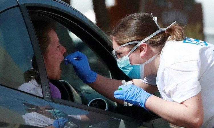 Nhân viên y tế lấy mẫu xét nghiệm tại Chessington, Anh ngày 15/4. Ảnh: Reuters.