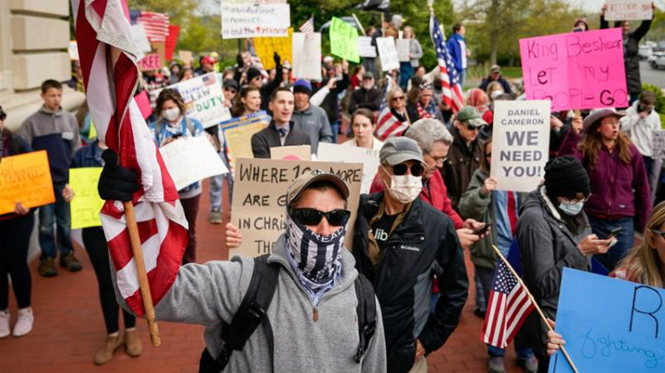 Hàng trăm người biểu tình tuần hành bên ngoài Tòa nhà Đại hội bang Kentucky để biểu tình chống lại các yêu cầu xa cách xã hội hiện tại và đóng cửa kinh doanh tại Frankfort, Kentucky