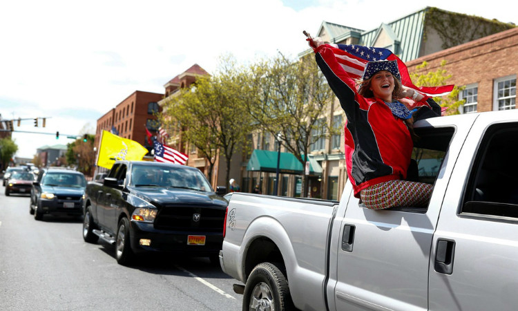 Người biểu tình lái xe qua trung tâm thành phố Annapolis, Maryland. Ảnh: Tom Brenner / Reuters