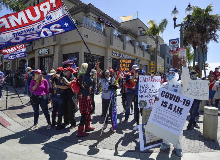Người biểu tình ở Huntington Beach, bang California biểu tình đóng cửa vào ngày 17 tháng 4