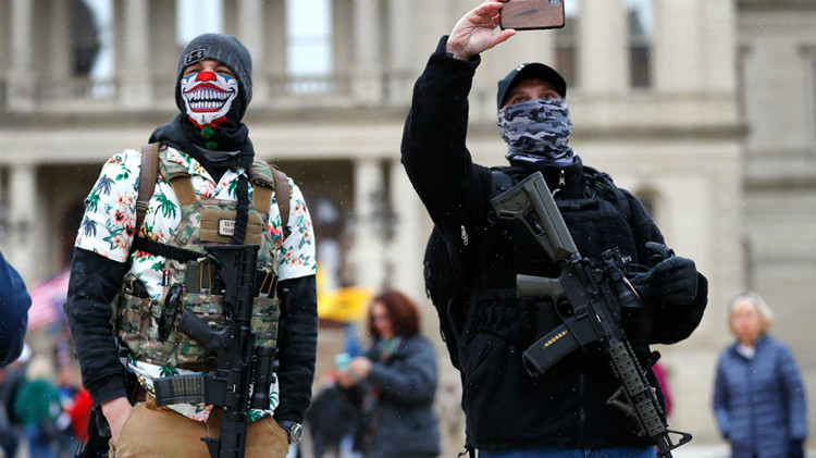 Hai người biểu tình mang theo súng trường tại Michigan