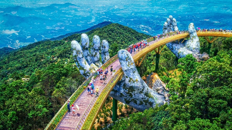 Cầu Vàng ở Đà Nẵng - một điểm du lịch hút khách.