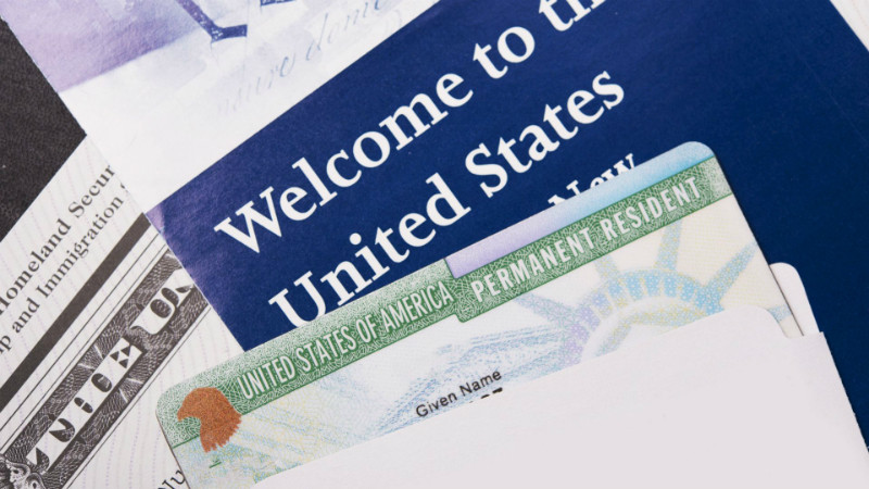 Tổng thống Mỹ ký sắc lệnh tạm ngừng nhập cư với người xin 'thẻ xanh'