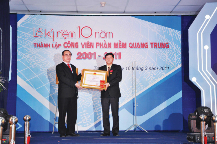 Ông Nguyễn Thiện Nhân - nguyên Phó thủ tướng (bên trái) trao Huân chương Lao động hạng Ba cho ông Chu Tiến Dũng - nguyên Chủ tịch HĐTV Công ty TNHH MTV QTSC