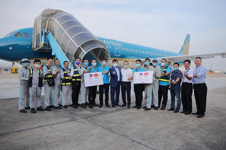 Chuyên cơ Việt Nam Airlines chở trang thiết bị y tế tặng Philippines chống dịch Covid-19