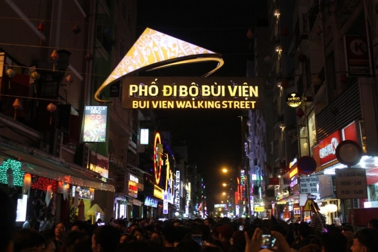 Cho phép mở lại các dịch vụ không thiết yếu, trừ vũ trường và karaoke