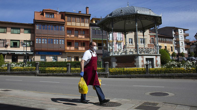 Một người đàn ông đi giao thịt tại Tây Ban Nha