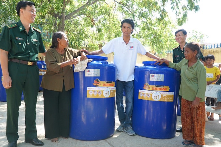 Hội Quảng cáo TP.HCM: Tặng bồn chứa nước và quà cho đồng bào Ra Glai