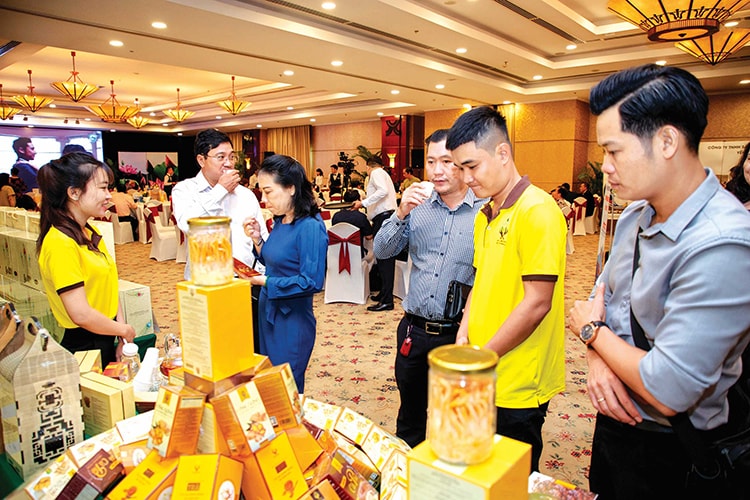 Doanh nhân tham quan gian hàng cùa một doanh nghiệp trong chương trình Cà phê Doanh nhân hằng tháng của HUBA