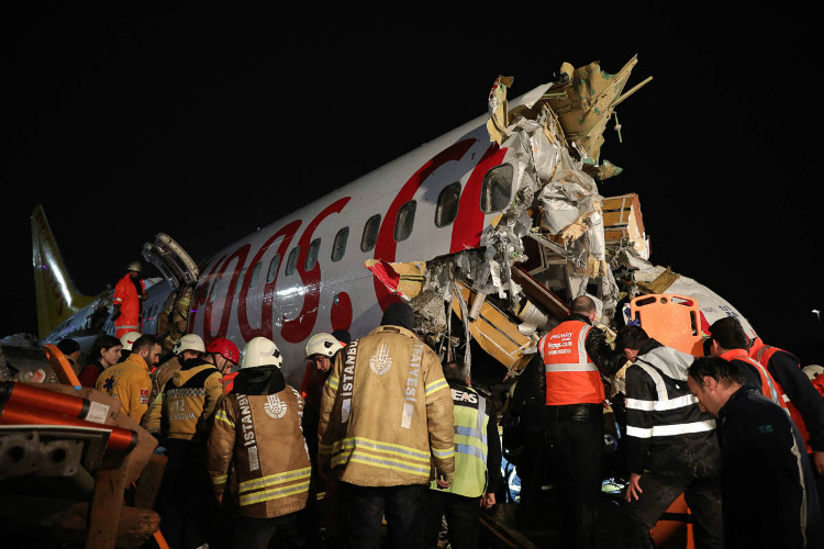 Lực lượng cứu hộ phối hợp giải thoát cho một hành khách bị kẹt lại dưới thân máy bay sau sự cố trượt khỏi đường băng của Pegasus Airlines.