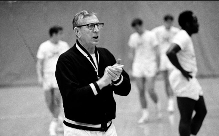 Bí quyết thành công của HLV huyền thoại John Wooden: Cải thiện 'vòng tròn' bên trong mình