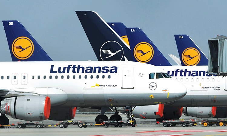 Lợi nhuận của Lufthansa giảm mạnh dẫn đến việc phải sa thải hàng loạt nhân viên của hãng