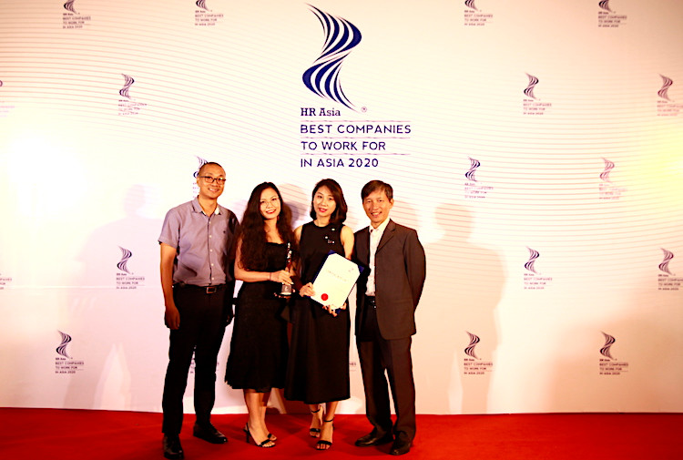 Từ trái sang phải: Ông Đinh Tuấn Trung, bà Trần Thị Hoài Phương, bà Nguyễn Diệu Anh, ông Đặng Thế Tài đại diện Tập đoàn CMC tham dự lễ trao giải